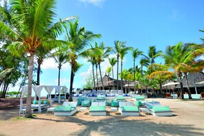 On the beach, white sand, sun loungers, beach umbrellas - Shandrani Beachcomber Resort & Spa (Blue Bay)