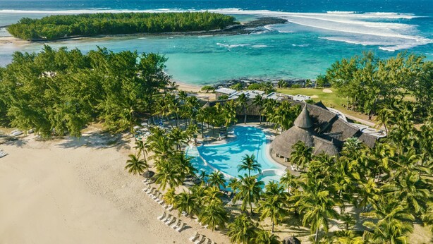 A resort with a swimming pool, beach, and ocean views. - Shandrani Beachcomber Resort & Spa (Blue Bay)