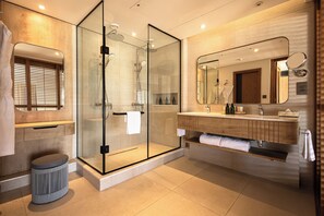 Separate bathtub and shower, free toiletries, hair dryer, towels - Shandrani Beachcomber Resort & Spa (Blue Bay)