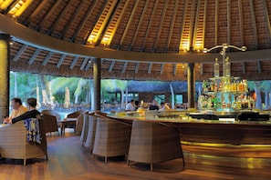 2 bars/lounges, 2 poolside bars