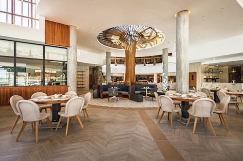 4 restaurants; breakfast, lunch, and dinner served