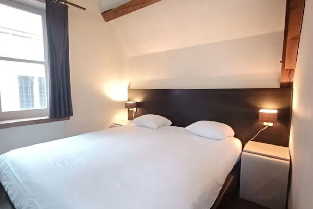 Een bureau, een laptopwerkplek, gratis wifi, beddengoed