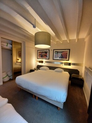 Chambre Quadruple Standard | Bureau, espace de travail pour ordinateur portable, Wi-Fi gratuit