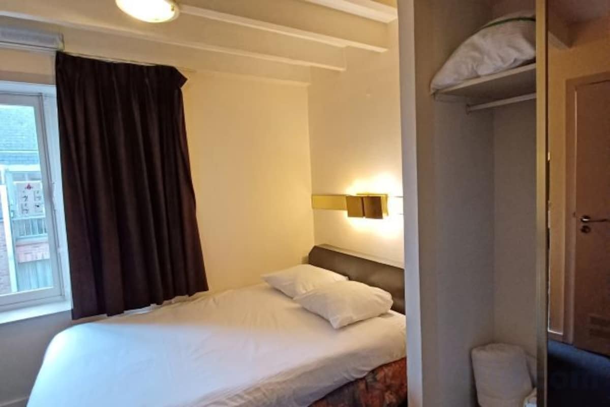 Een bureau, een laptopwerkplek, gratis wifi, beddengoed