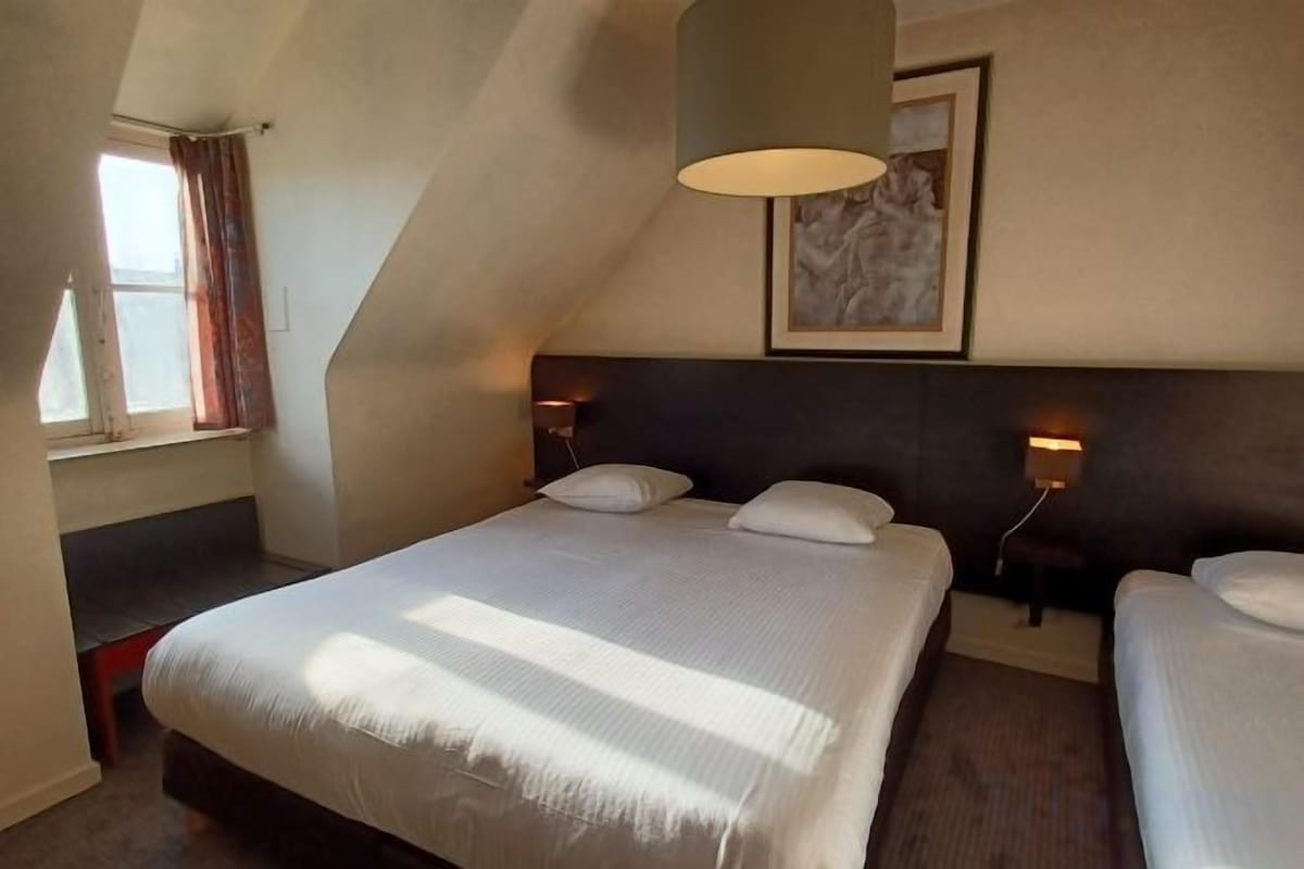 Een bureau, een laptopwerkplek, gratis wifi, beddengoed