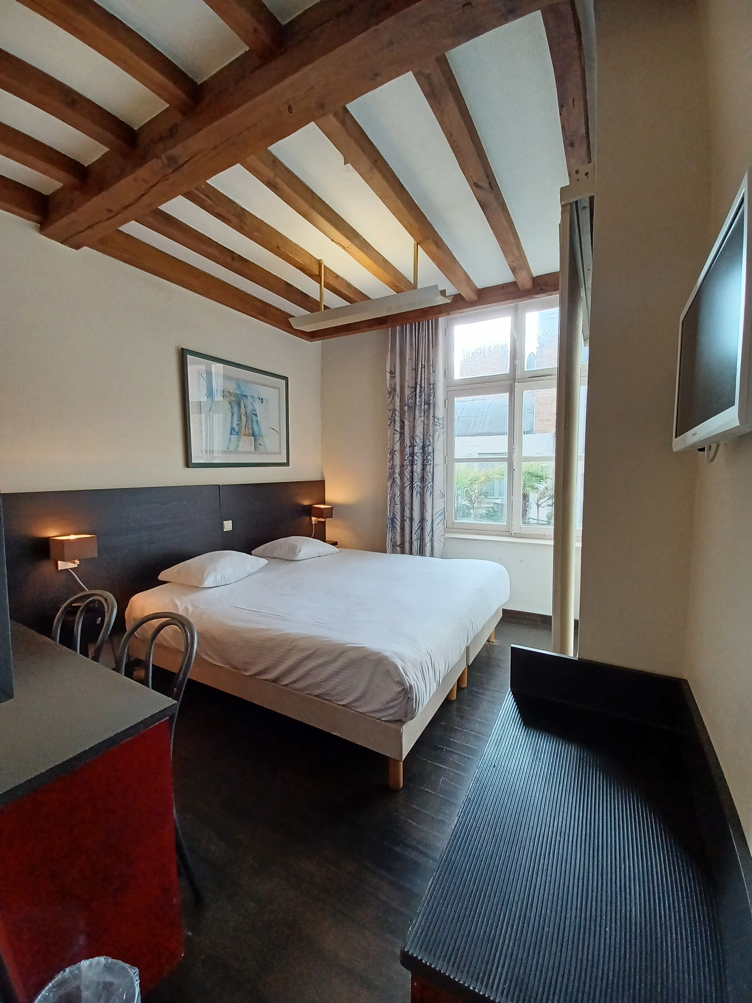 Standaard tweepersoonskamer | Een bureau, een laptopwerkplek, gratis wifi, beddengoed