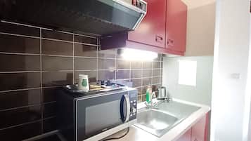 Economy Triple Room, Kitchenette | Private kitchen | Electric kettle