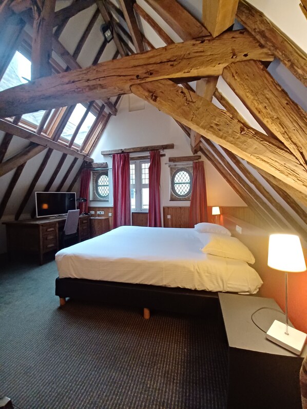 Junior suite | 1 slaapkamer, een bureau, een laptopwerkplek, gratis wifi