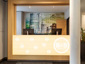 Lobby - B&B Hotel Düsseldorf City-Süd (Düsseldorf)