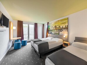 Desk, soundproofing, free WiFi, bed sheets