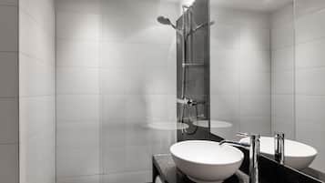 Desk, soundproofing, free WiFi, bed sheets