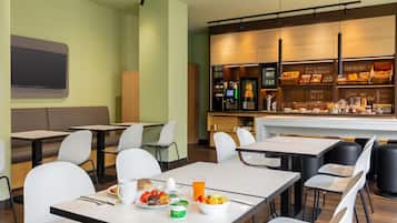 Desk, soundproofing, free WiFi, bed sheets