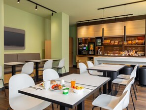 Desk, soundproofing, free WiFi, bed sheets - B&B Hotel Düsseldorf City-Süd (Düsseldorf)