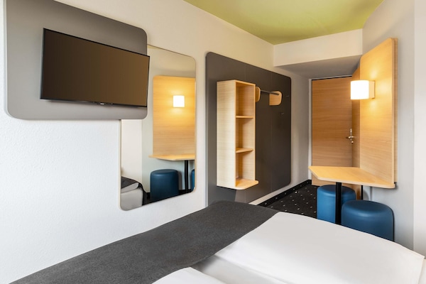 Desk, soundproofing, free WiFi, bed sheets