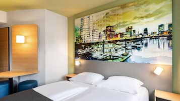 Desk, soundproofing, free WiFi, bed sheets