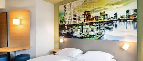 Desk, soundproofing, free WiFi, bed sheets