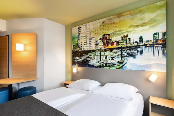 Desk, soundproofing, free WiFi, bed sheets