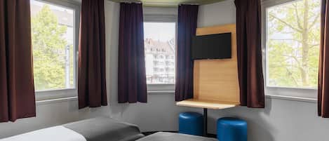 Desk, soundproofing, free WiFi, bed sheets