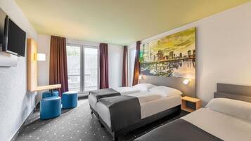 Desk, soundproofing, free WiFi, bed sheets