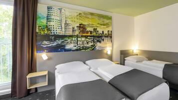 Desk, soundproofing, free WiFi, bed sheets