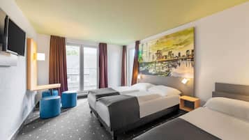 Escritorio, sistema de insonorización, wifi gratis y ropa de cama