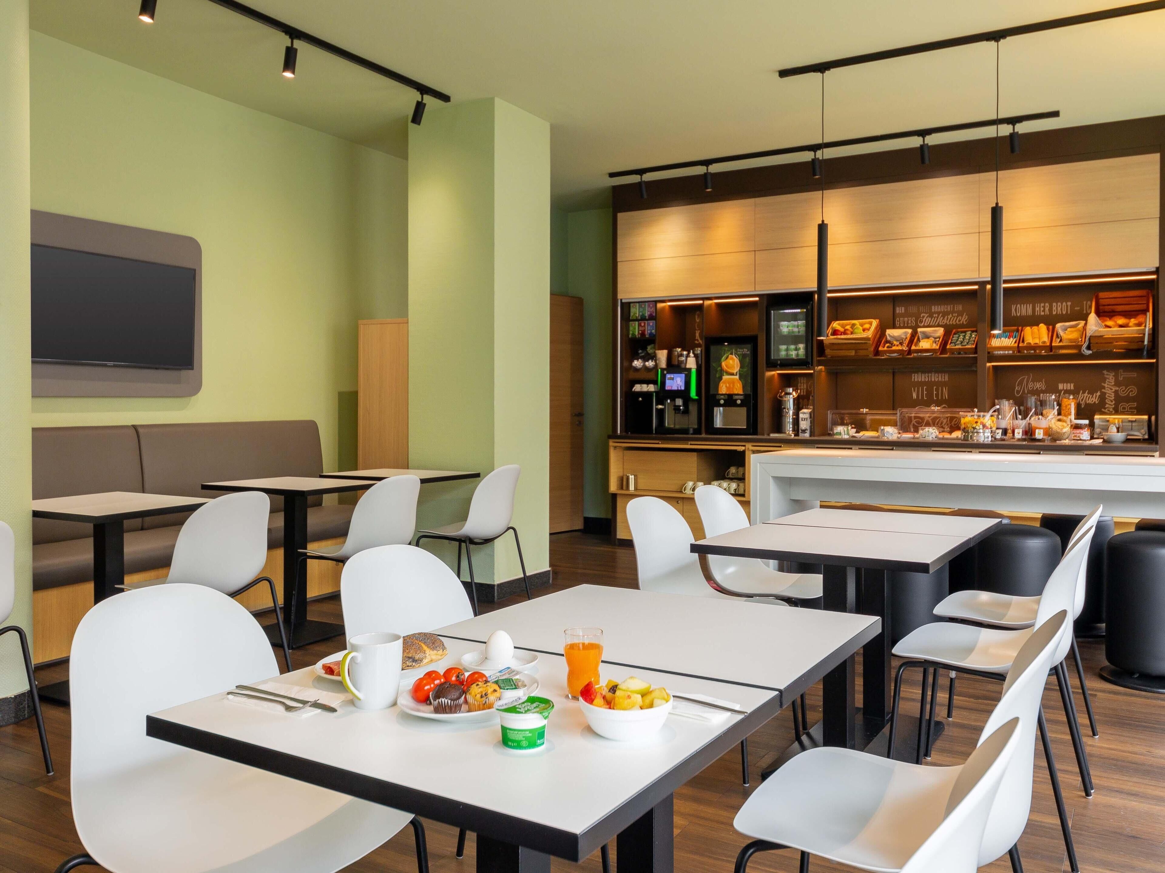 Desk, soundproofing, free WiFi, bed sheets