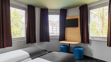 Desk, soundproofing, WiFi (free), bed sheets