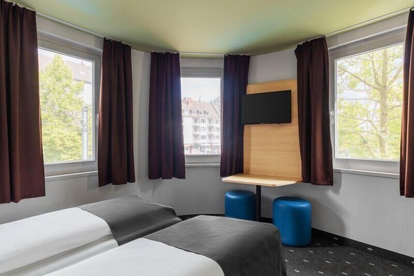 Desk, soundproofing, WiFi (free), bed sheets