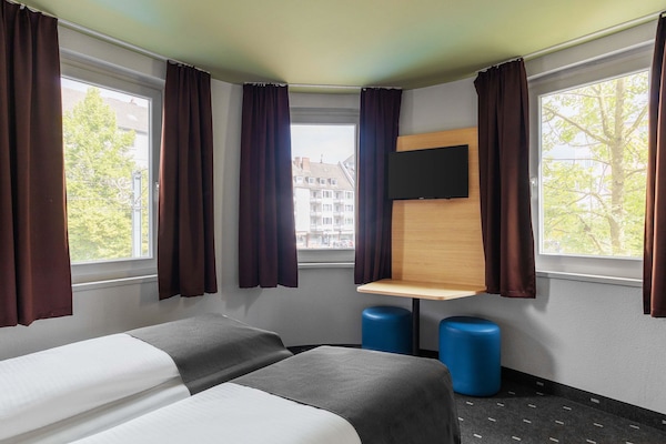 Desk, soundproofing, free WiFi, bed sheets