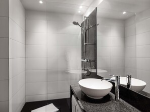 Desk, soundproofing, free WiFi, bed sheets - B&B Hotel Düsseldorf City-Süd (Düsseldorf)