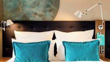 Desk, soundproofing, free WiFi, bed sheets