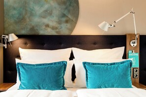 Desk, soundproofing, free WiFi, bed sheets - Motel One Nürnberg - Plärrer (Nuremberg)
