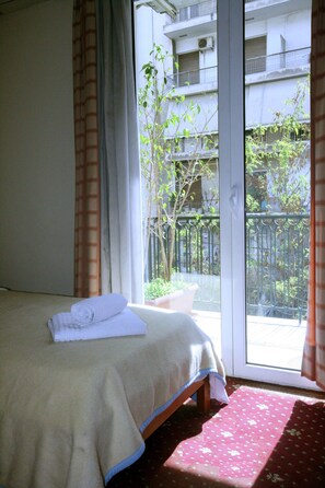 In-room safe, desk, soundproofing, rollaway beds - Athens Moka Hotel (Athens)