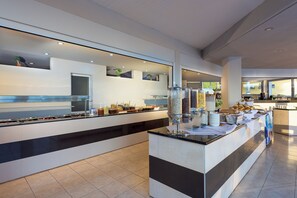 Un moderno montaje de buffet con una variedad de alimentos y una estación de bebidas de autoservicio.