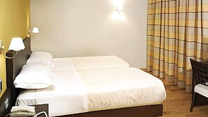 A hotel room with a bed, bedside lamps, a telephone, and a chair. - Hotel Dei Vicari (Scarperia e San Piero)