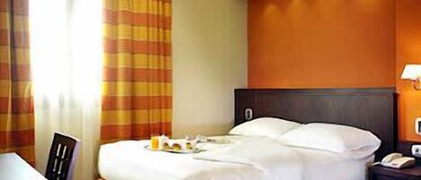 Classic Double or Twin Room | Minibar, in-room safe, desk, free cribs/infant beds