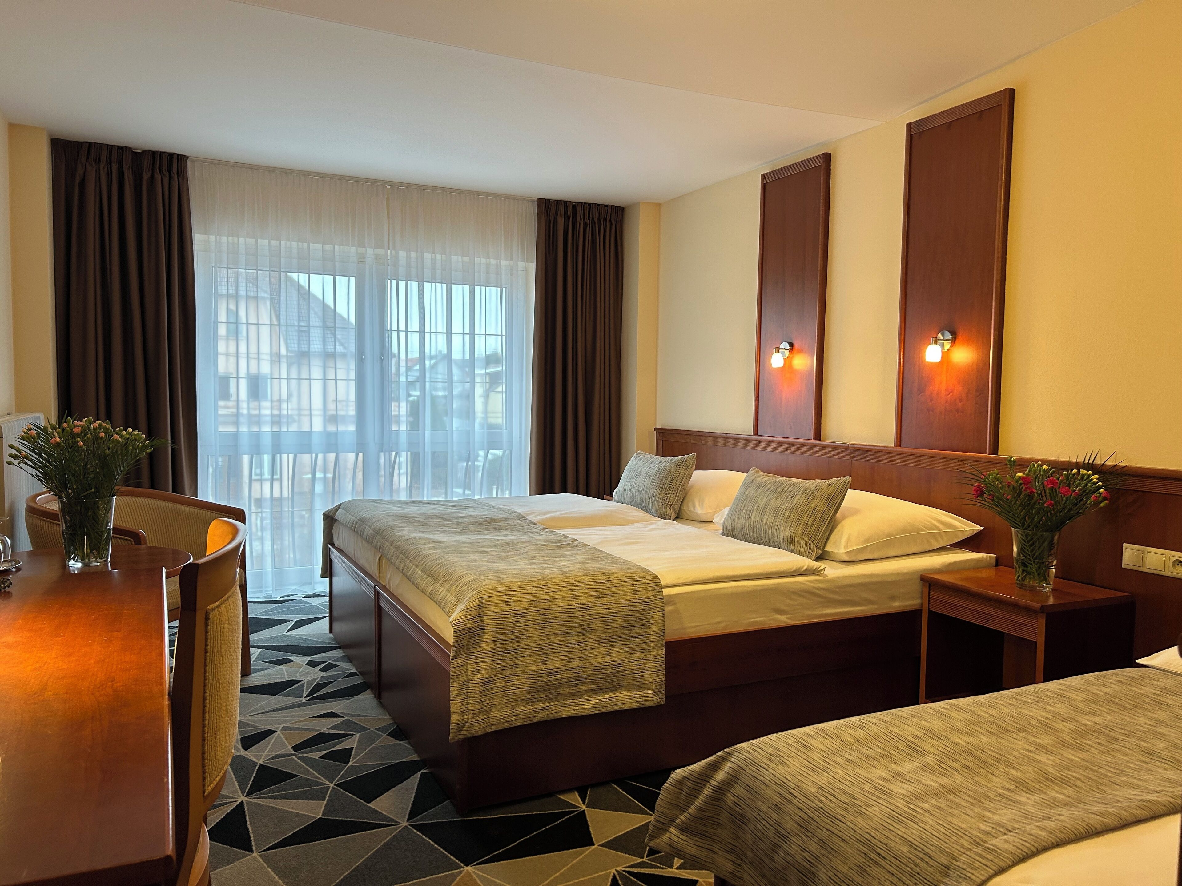 Caja de seguridad en la habitación, escritorio y cortinas blackout 