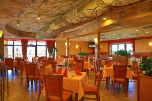 Lunch, dinner and brunch served - PRIMAVERA Hotel & Congress centre (Plzen)