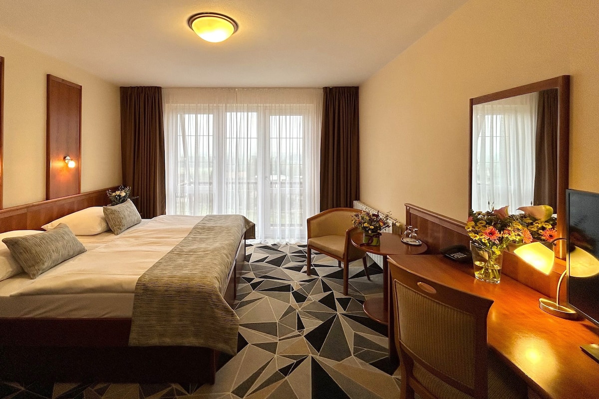 2 bedrooms, in-room safe, desk, blackout drapes