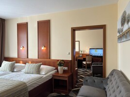 Apartment | In-room safe, desk, blackout drapes, soundproofing