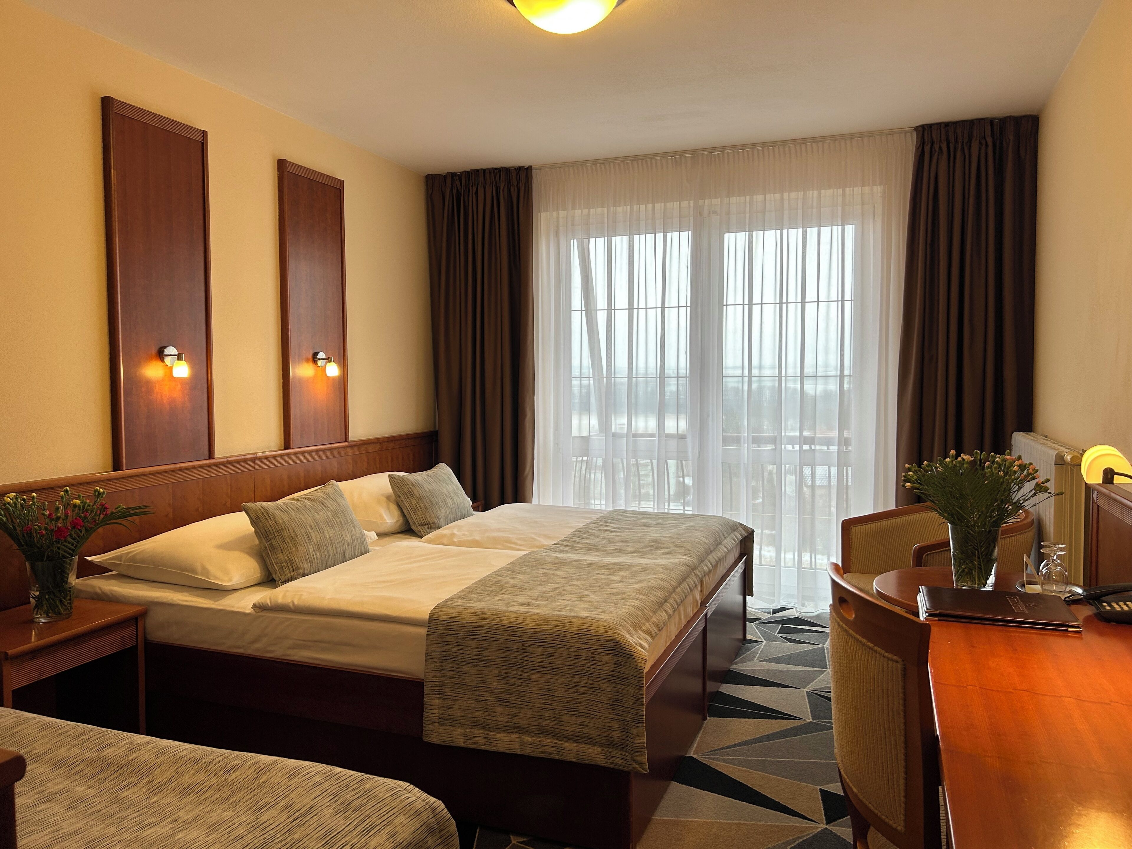 Caja de seguridad en la habitación, escritorio y cortinas blackout 