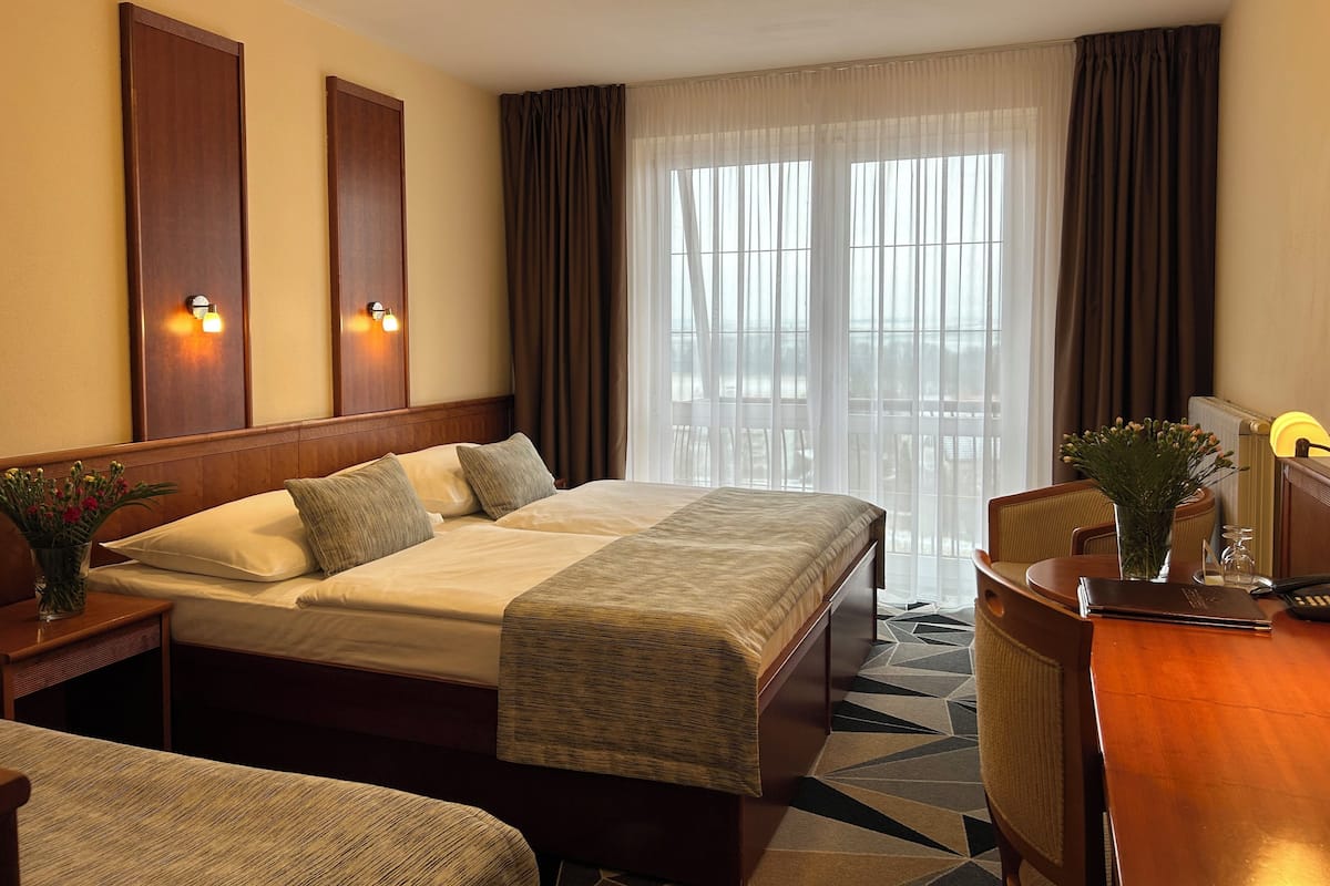 Caja de seguridad en la habitación, escritorio y cortinas blackout