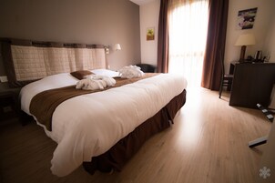 Caja de seguridad en la habitación, escritorio y cortinas blackout 