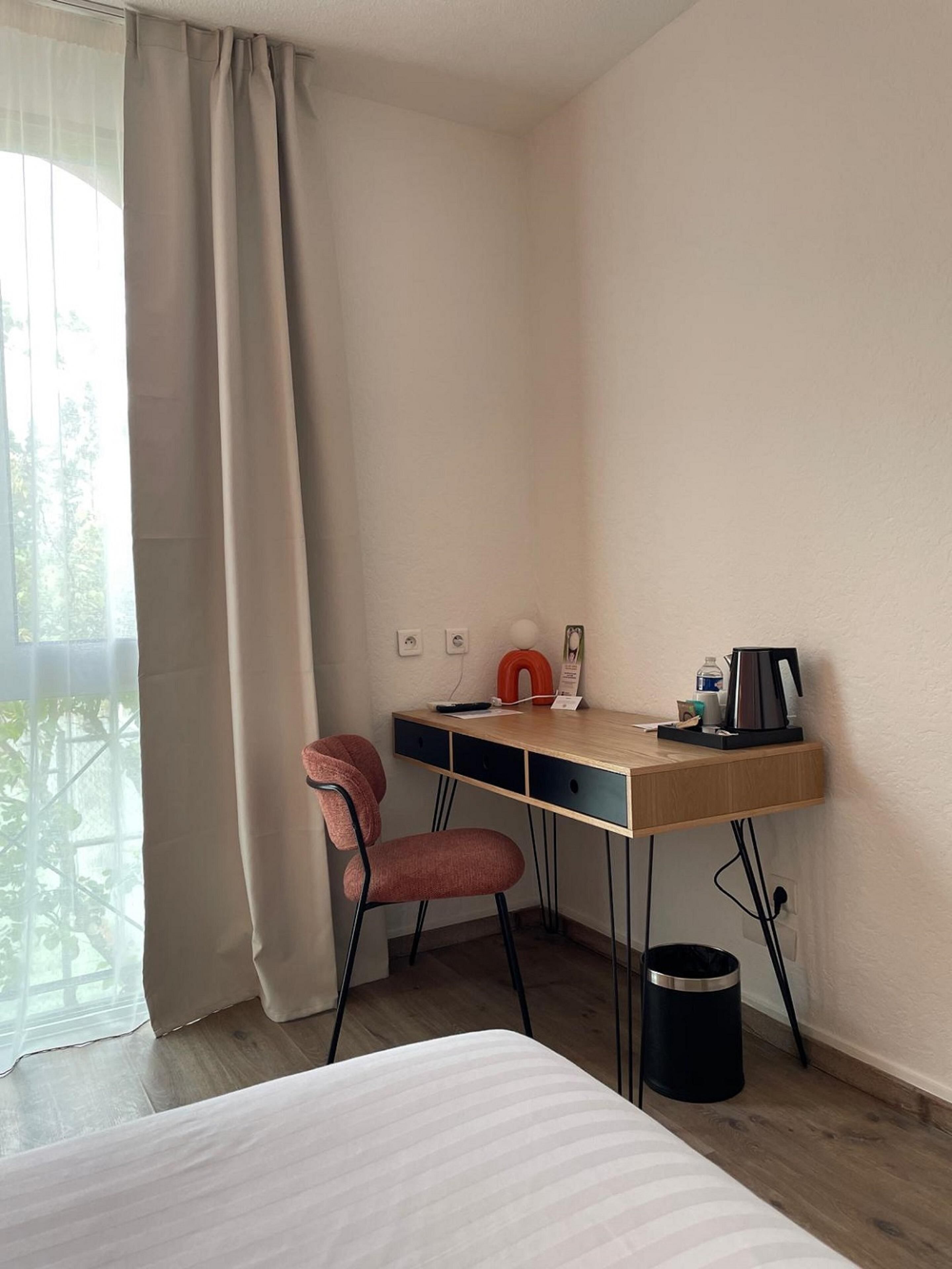 Comfort Room, 1 Queen Bed, Non Smoking (with Single Sofabed) | In-room safe, desk, blackout drapes, soundproofing