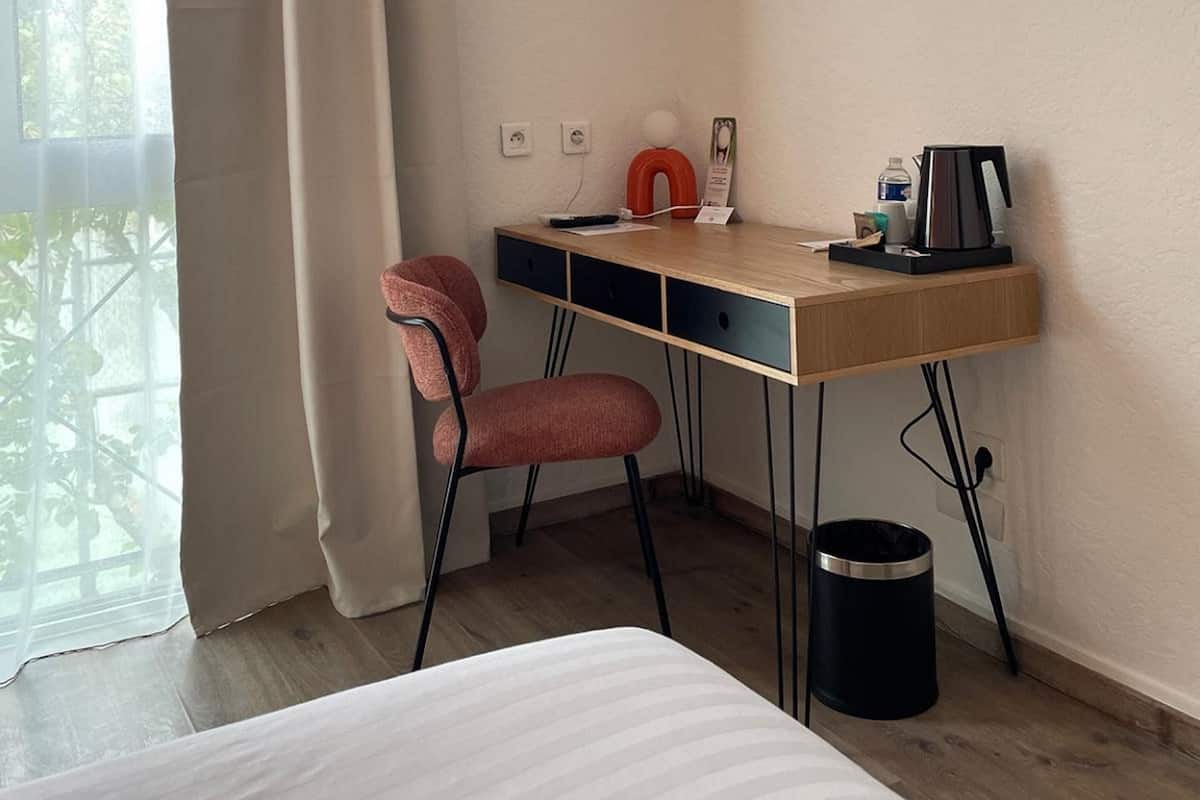Comfort Room, 1 Queen Bed, Non Smoking (with Single Sofabed) | In-room safe, desk, blackout curtains, soundproofing