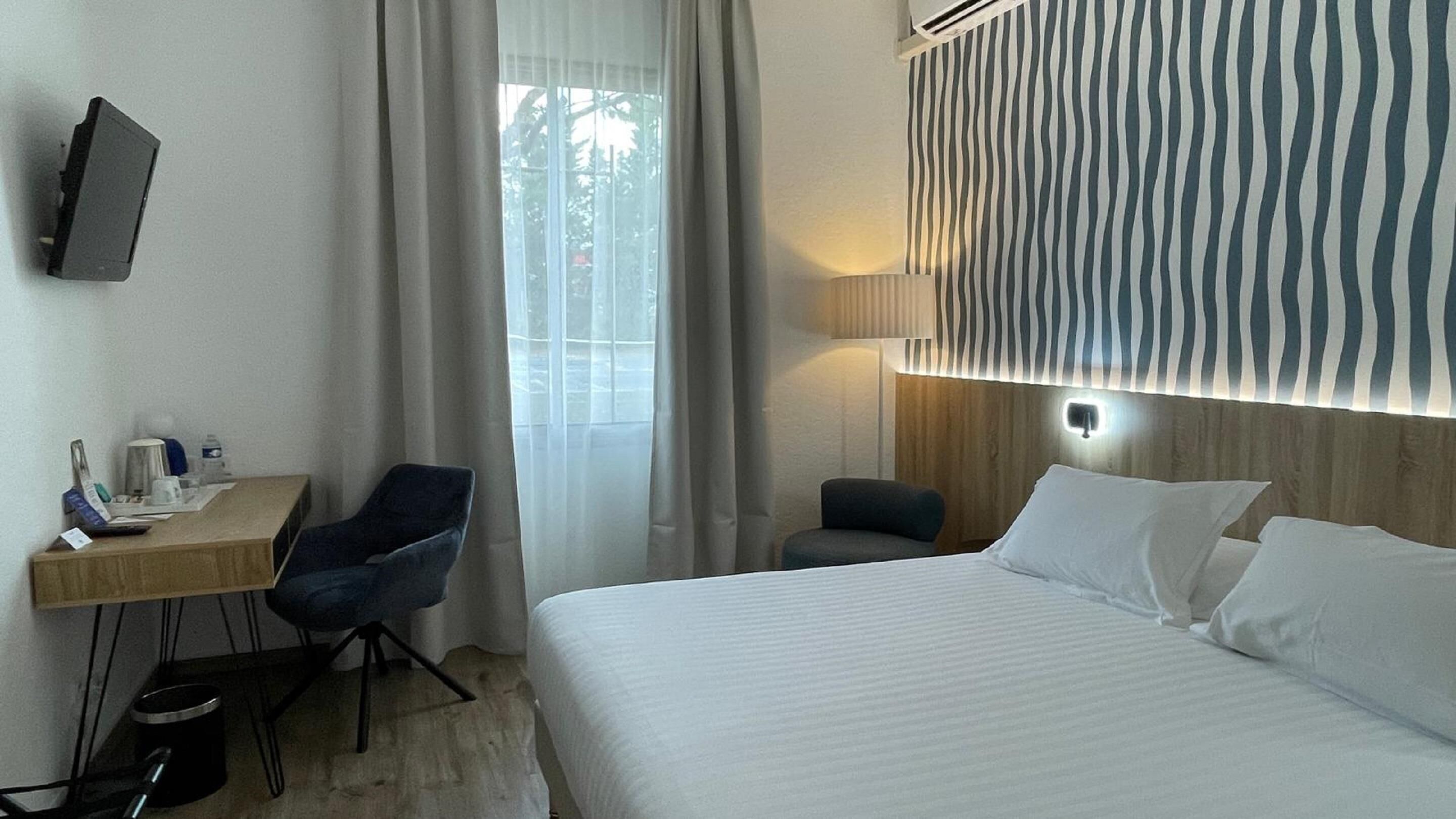 Comfort Room, 1 King Bed, Park View, Ground Floor (Quiet Location) | In-room safe, desk, blackout drapes, soundproofing