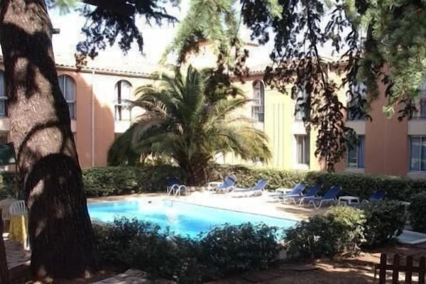 Seasonal outdoor pool, open 9:00 AM to 9:00 PM, pool loungers