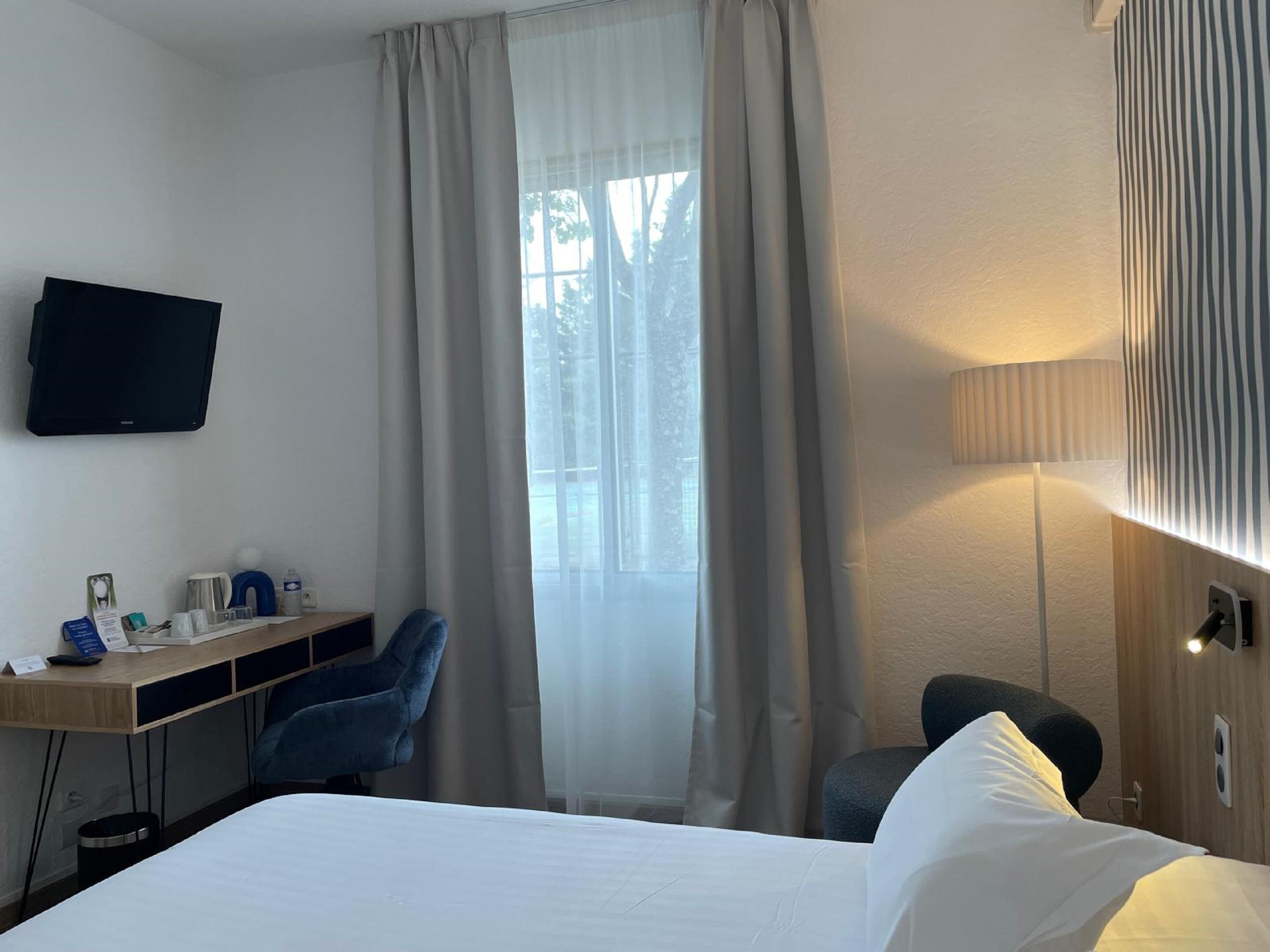 Standard Room, 1 Queen Bed, Non Smoking (Twin bed on request) | In-room safe, desk, blackout drapes, soundproofing