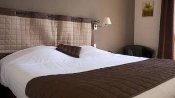 Zimmersafe, Schreibtisch, Verdunkelungsvorhänge, schallisolierte Zimmer