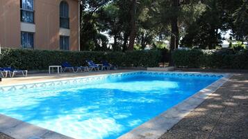 Außenpool (je nach Saison geöffnet), Liegestühle